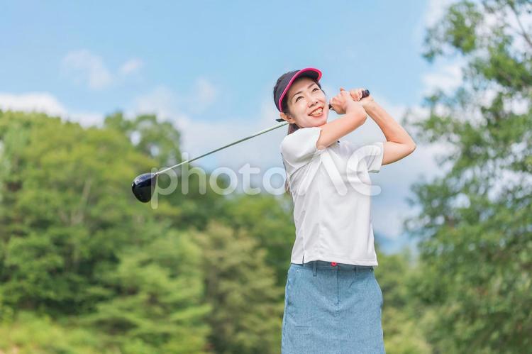 ゴルフをする笑顔の女性(ゴルフコンペ) ゴルフ,ゴルファー,ゴルフ場の写真素材