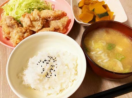 【家庭料理】唐揚げメインの夕ご飯 【家庭料理】唐揚げメインの夕ご飯の写真