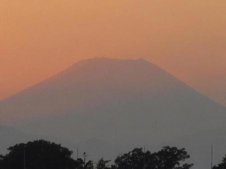 夕暮れに染まる富士山の写真