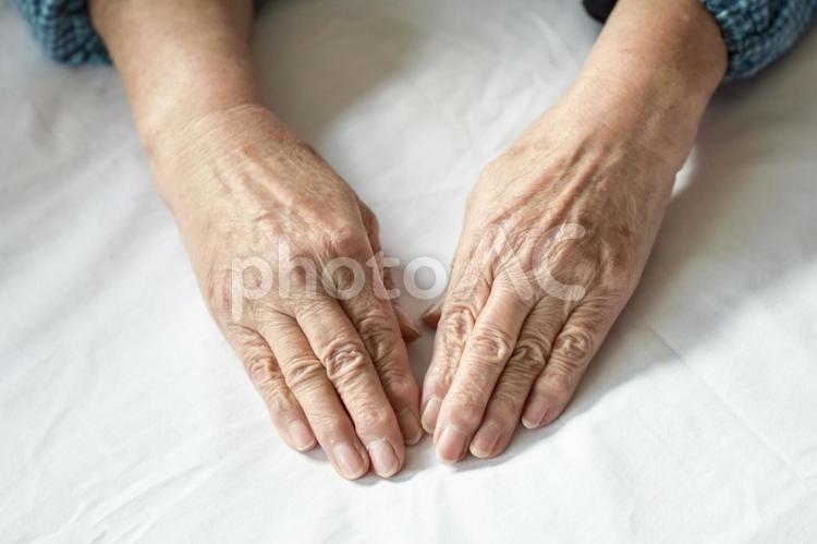 80代の手 シニアの手,シニア,女性の写真素材