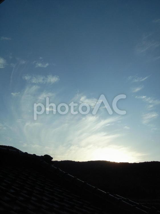 山から吹く雲と夕陽と 雲,クモ,風景の写真素材