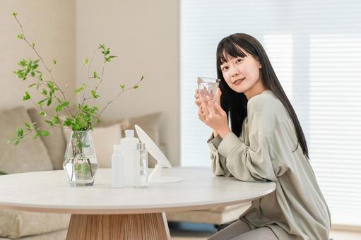 朝,リビングで水,白湯を飲む若い女性 朝,リビングで水,白湯を飲む若い女性 水,ドリンク,白湯の写真素材