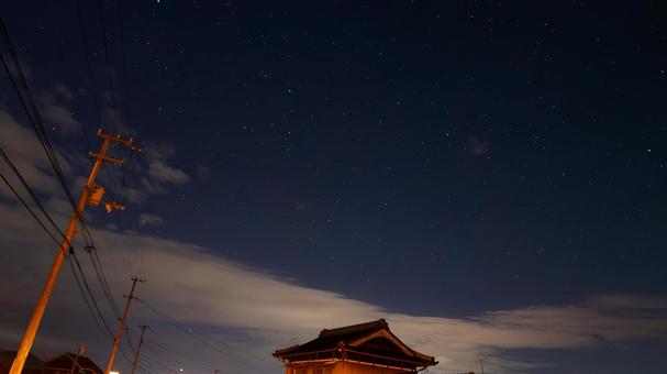 屋根越しに輝くからす座 屋根越しに輝くからす座 屋根,からす座,星空の写真素材