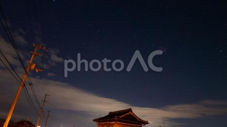 屋根越しに輝くからす座 屋根,からす座,星空の写真素材