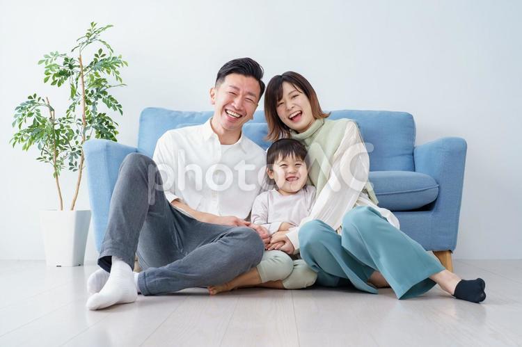 ソファでくつろぐ家族  家族,ファミリー,ソファーの写真素材