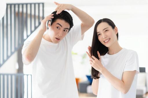 リビングでヘアケアをするミドルの夫婦 ヘアケア,ビューティー,夫婦の写真素材