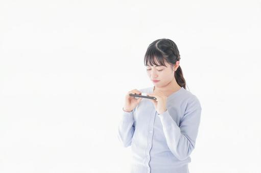 スマホを壊す若い女子学生 スマホを壊す若い女子学生 プラン,クレーム,迷惑メールの写真素材
