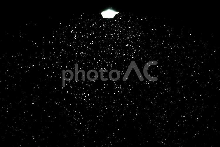街頭と雪（宇宙とUFO風） 空,ufo,街頭の写真素材
