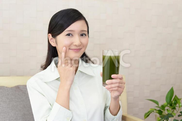 野菜ジュースを持つ笑顔の女性 女性,女,ジュースの写真素材