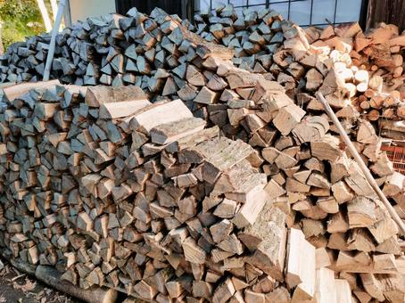 薪割りで積み上げた大量の薪 薪割りで積み上げた大量の薪 薪,大量,積み上げたの写真素材
