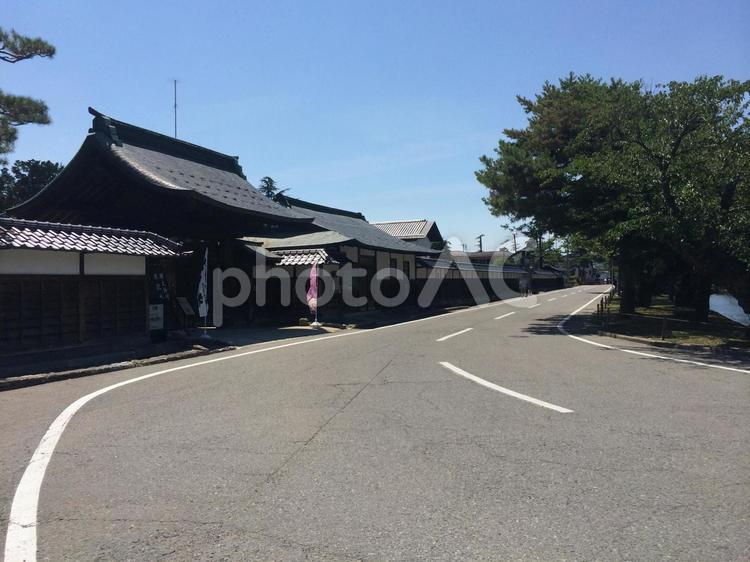 米沢城の外堀と道路、周辺の風景、白壁 堀,米沢城,青空の写真素材