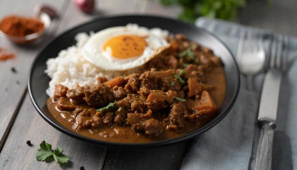 カレーライスと目玉焼きのランチプレート カレーライスと目玉焼きのランチプレートの写真