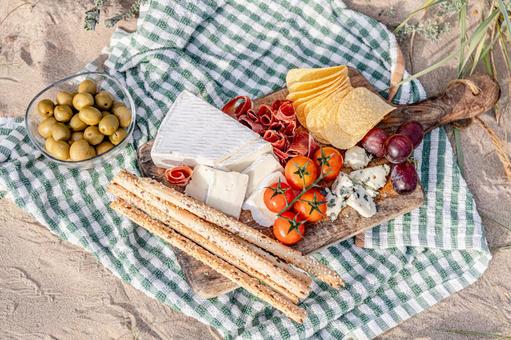 ポテトチップスやチーズなどのおつまみ ポテトチップス,サラミ,オリーブの写真素材