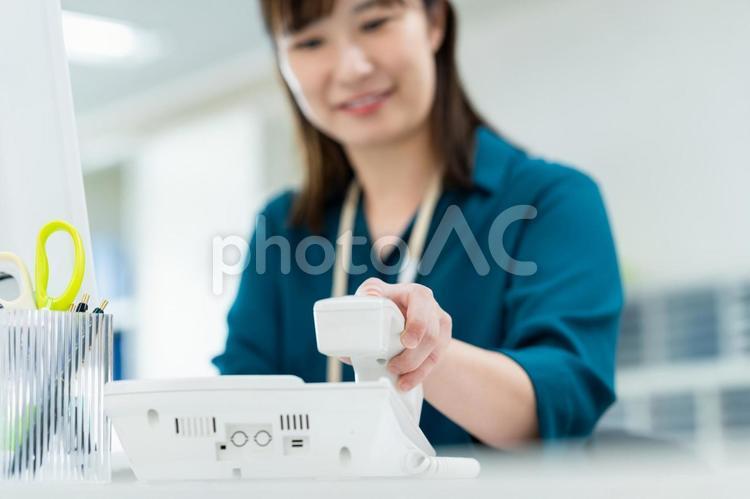 受話器を取るビジネスウーマン 電話,受話器,電話機の写真素材