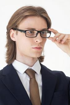 メガネにを直すスーツの男性 縦,男性,外国人の写真素材