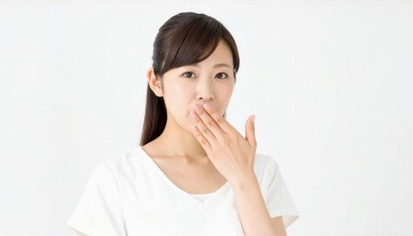 口を手で覆う女性 嘲笑02 口を手で覆う女性 嘲笑02の写真