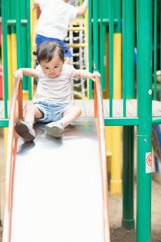 遊具で遊ぶ女の子 遊具で遊ぶ女の子の写真