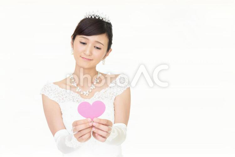 ハートマークを持つ花嫁 女性,女,花嫁の写真素材