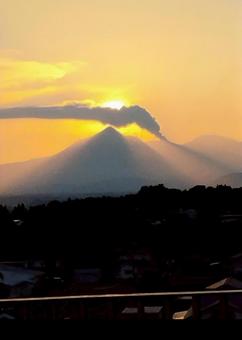 綺麗な夕焼け空と新燃岳火山の写真