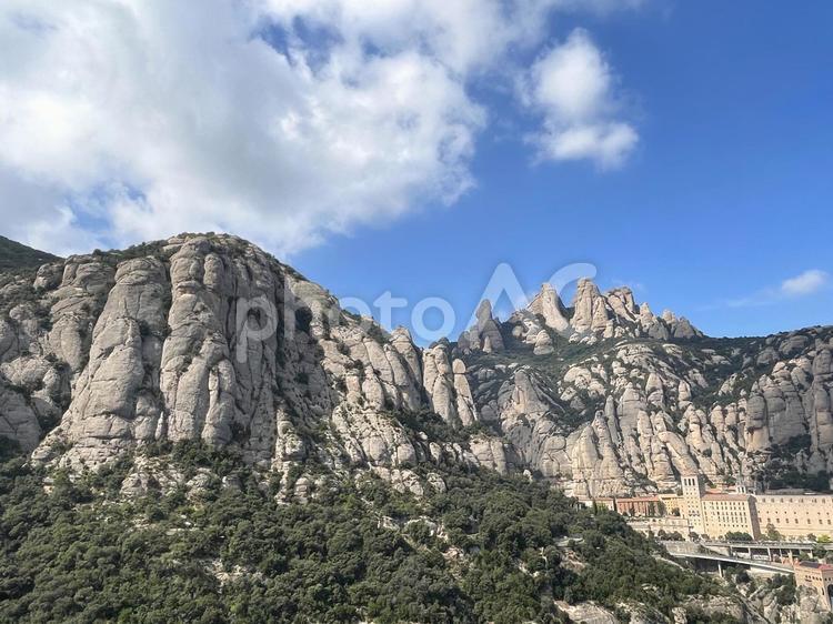 モンセラット美術館と奇岩群 バルセロナ,スペイン,カタルーニャの写真素材