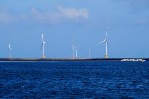 海上風力発電機の並ぶ風景 海上風力発電機の並ぶ風景 海,晴れ,ブルーの写真素材
