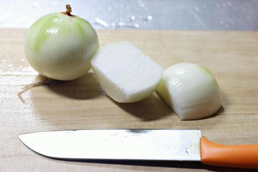 半分に切った玉ねぎ 玉ねぎ,料理,キッチンの写真素材