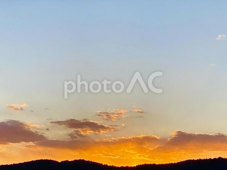 夏の夕暮れ 空,夕焼け,山の写真素材