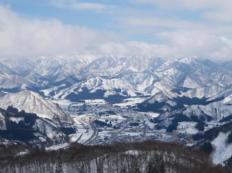雪の町 冬の風景,スキー場,青空の写真素材