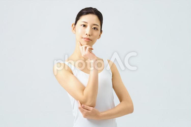 手で顔を触る女性　スキンケア　美容 ビューティー,スキンケア,フェイシャルケアの写真素材