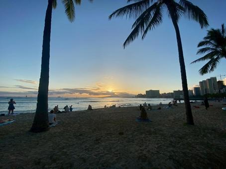 ハワイのワイキキビーチから見た夕日 ハワイのワイキキビーチから見た夕日の写真
