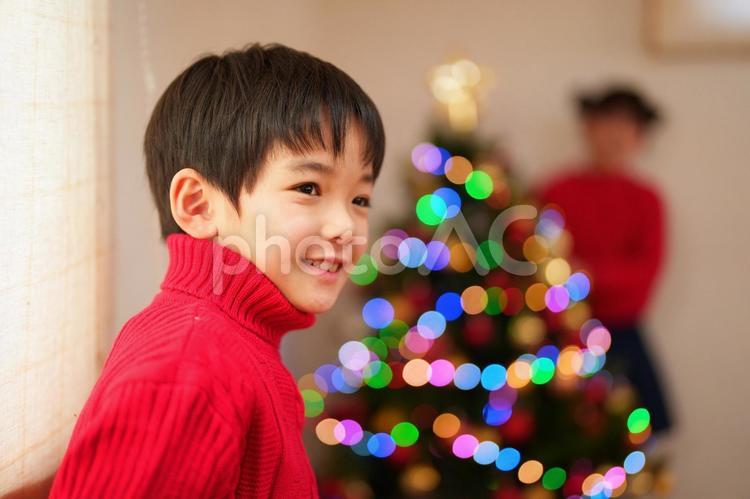 振り向く赤い服の男の子 男の子,クリスマス,振り向くの写真素材