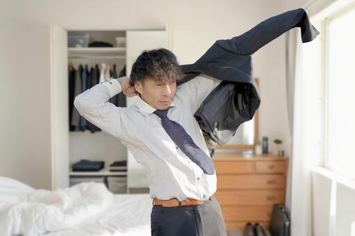 服を着る男性 男性,スーツ,ネクタイの写真素材