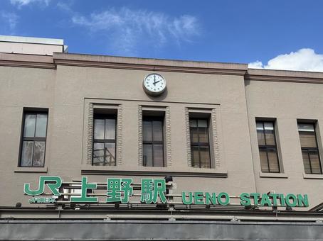 JR上野駅の駅名看板 JR上野駅の駅名看板 上野駅,jr,鉄道の写真素材