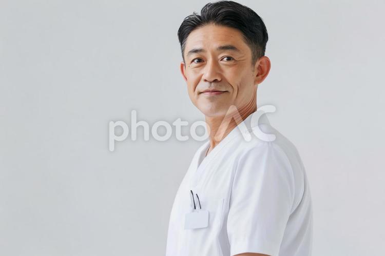 中堅男性看護師の信頼感あるポートレート 男性看護師,中年男性,医療従事者の写真素材