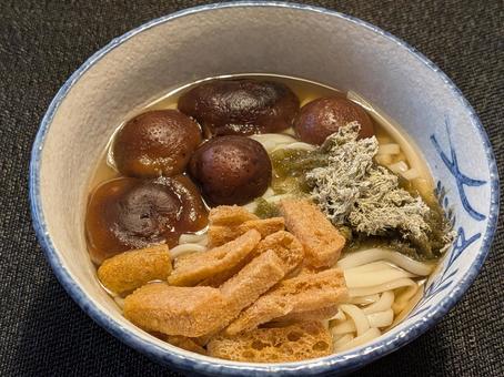 勤労感謝の日の翌日に食べたシイタケうどん 麺食,うどん,しいたけの写真素材