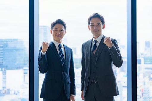 スーツを着た男性二人 スーツを着た男性二人 ビジネスマン,スーツ,男性の写真素材