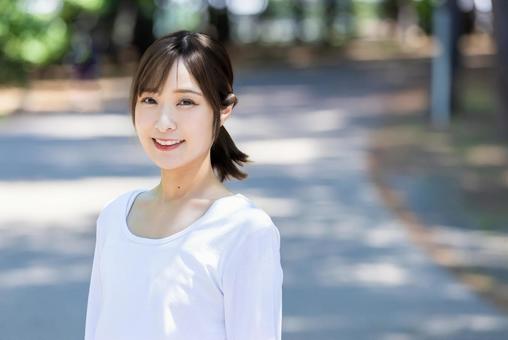 カメラ目線で微笑む女性 カメラ目線で微笑む女性の写真