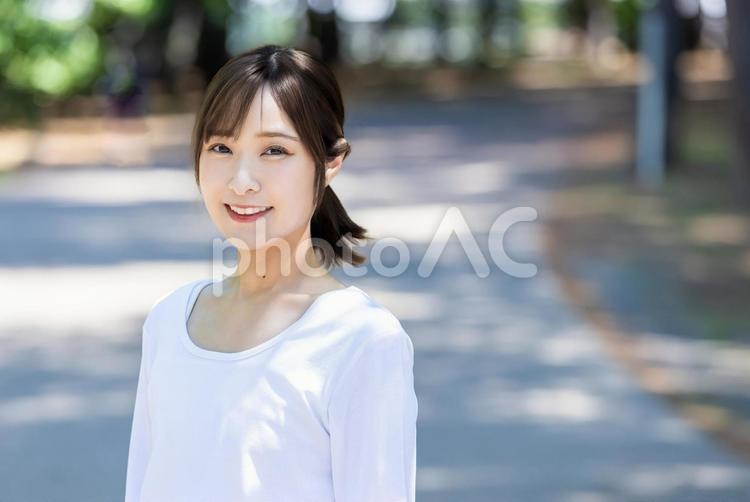 カメラ目線で微笑む女性 女性,笑顔,健康の写真素材