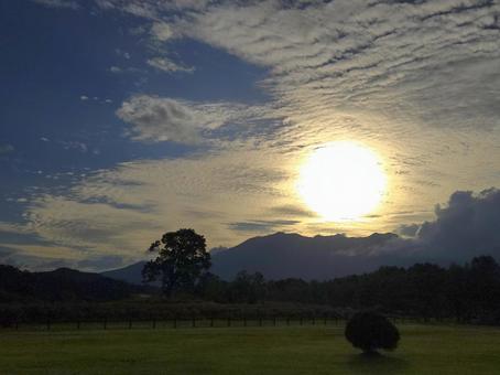 信州・夕焼け空と御嶽山(御岳山) 信州・夕焼け空と御嶽山(御岳山) 御嶽山,御岳山,夕焼けの写真素材