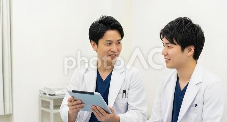 若手の医師に仕事を教える上司の医師 医師,医者,男性の写真素材