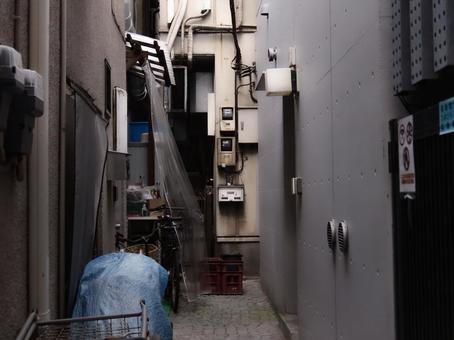 細い路地 路地,路地裏,裏路地の写真素材