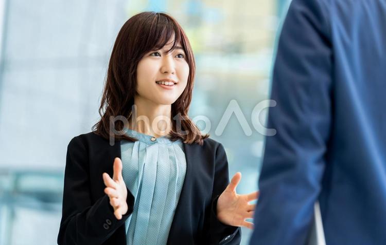 ミーティングをする男女のビジネスマン 男性,女性,ビジネスの写真素材