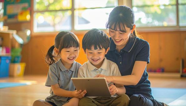 タブレットで遊ぶ保育士と子ども タブレットで遊ぶ保育士と子どもの写真