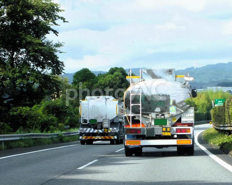タンクローリーが並んで走行する東名高速道 タンクローリー,燃料輸送,可燃物の写真素材