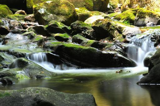 渓流の巨岩と苔 渓流の巨岩と苔 三重県名張市,赤目四十八滝,苔の写真素材