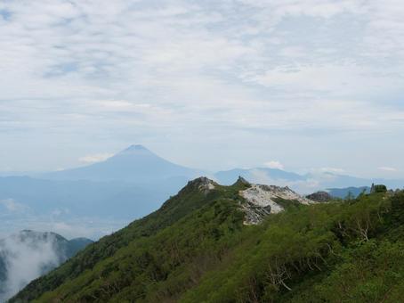 薬師ヶ岳越しの富士山 薬師ヶ岳越しの富士山 富士山,鳳凰三山,オベリスクの写真素材