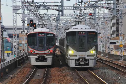 電車　２２５系　３２３系　大阪環状線 乗合,旅客,のりものの写真素材