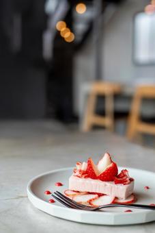 白い皿に映える苺テリーヌと美しい盛り付け テリーヌ,イチゴ,食べ物の写真素材