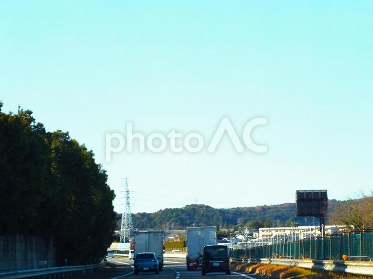 明るい街並みとトラックの後ろの車たち 街並み,ビル,送電塔の写真素材