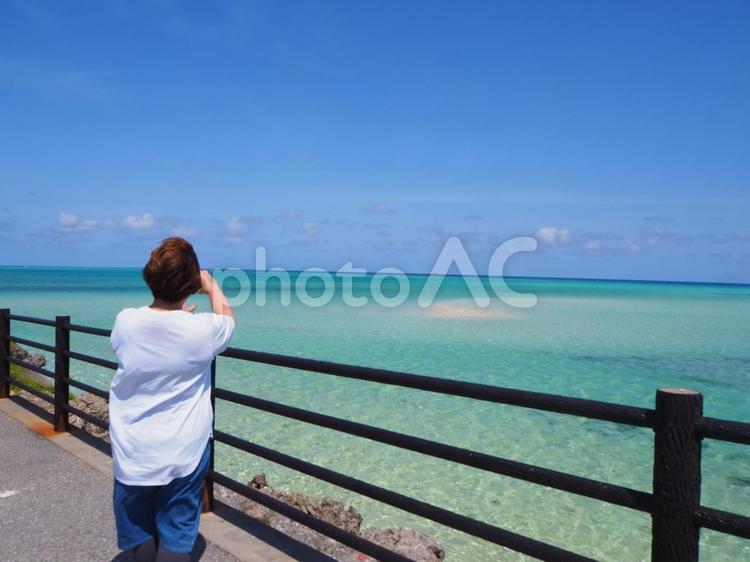 透明度の海と女性 海,sea,skyの写真素材